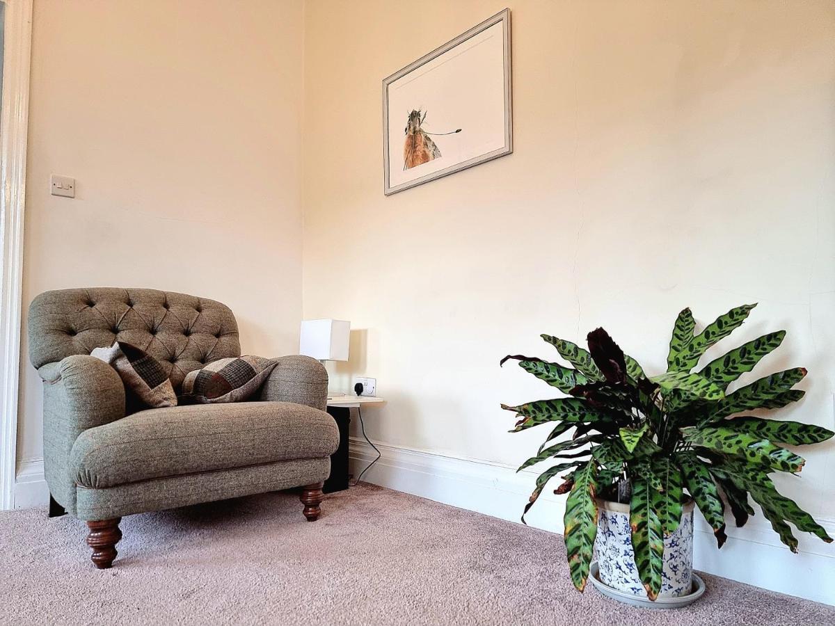 Spacious Retreat With River Views Near Peak District Matlock  Exterior photo