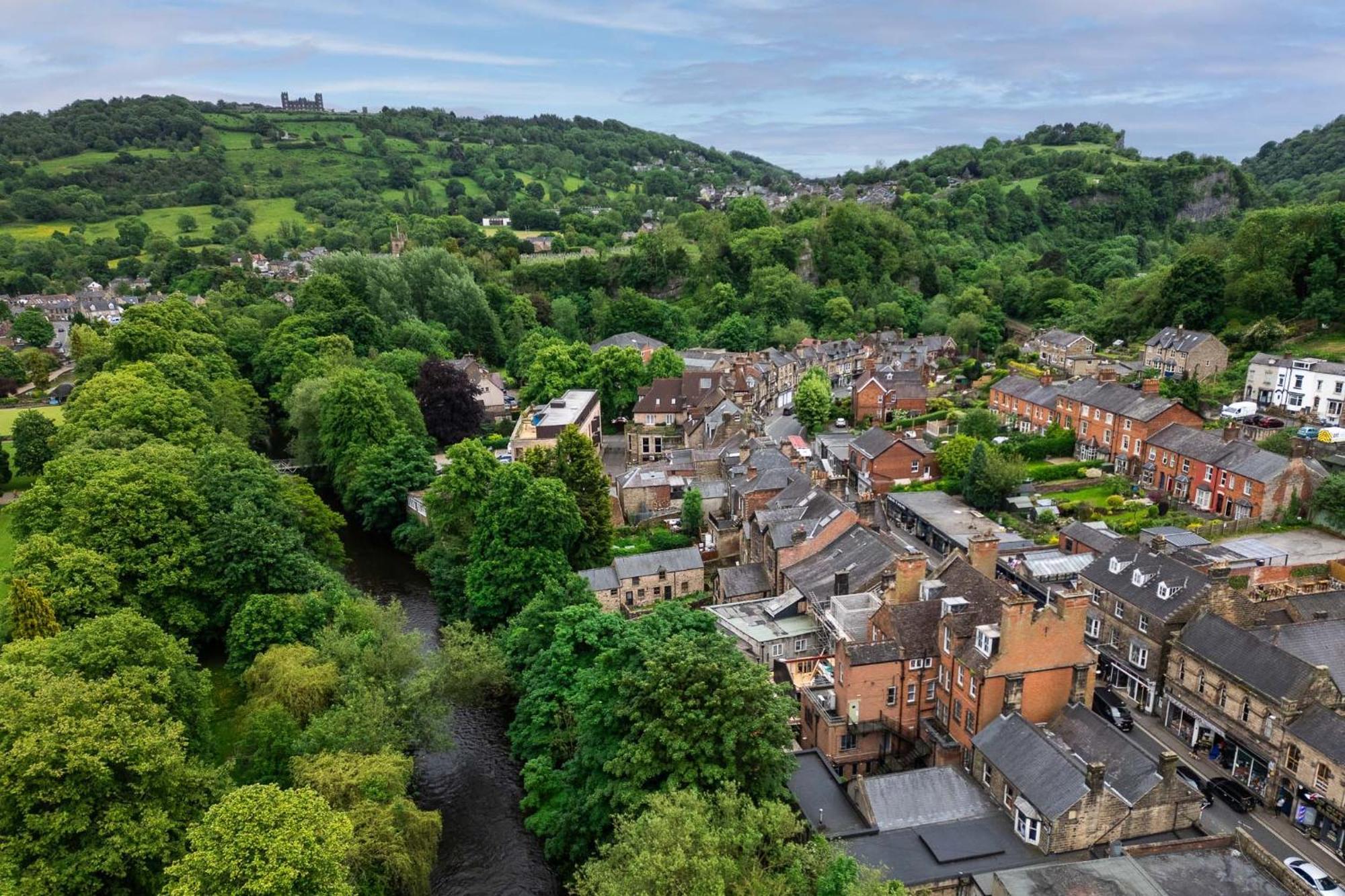 Spacious Retreat With River Views Near Peak District Matlock  Exterior photo