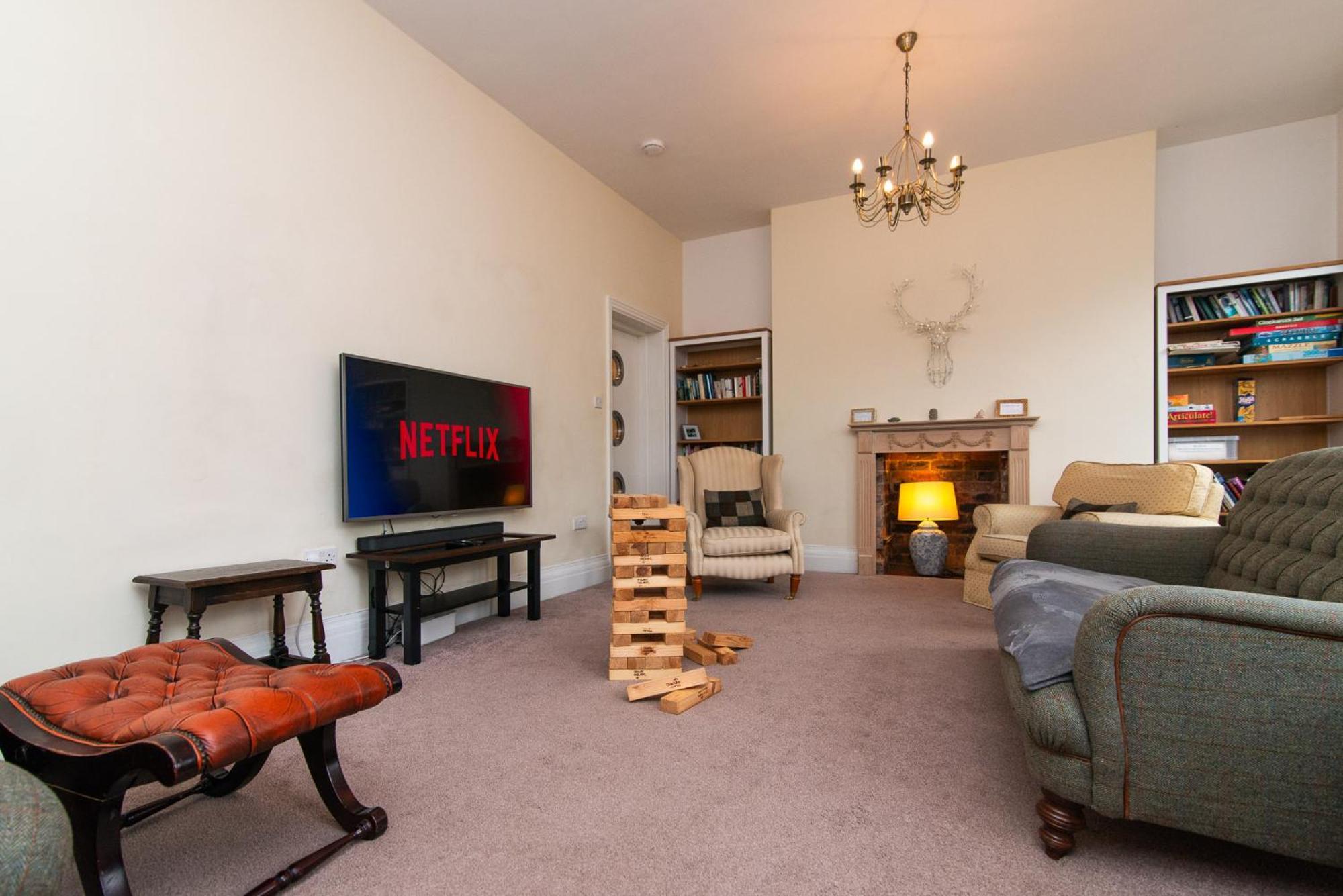 Spacious Retreat With River Views Near Peak District Matlock  Exterior photo