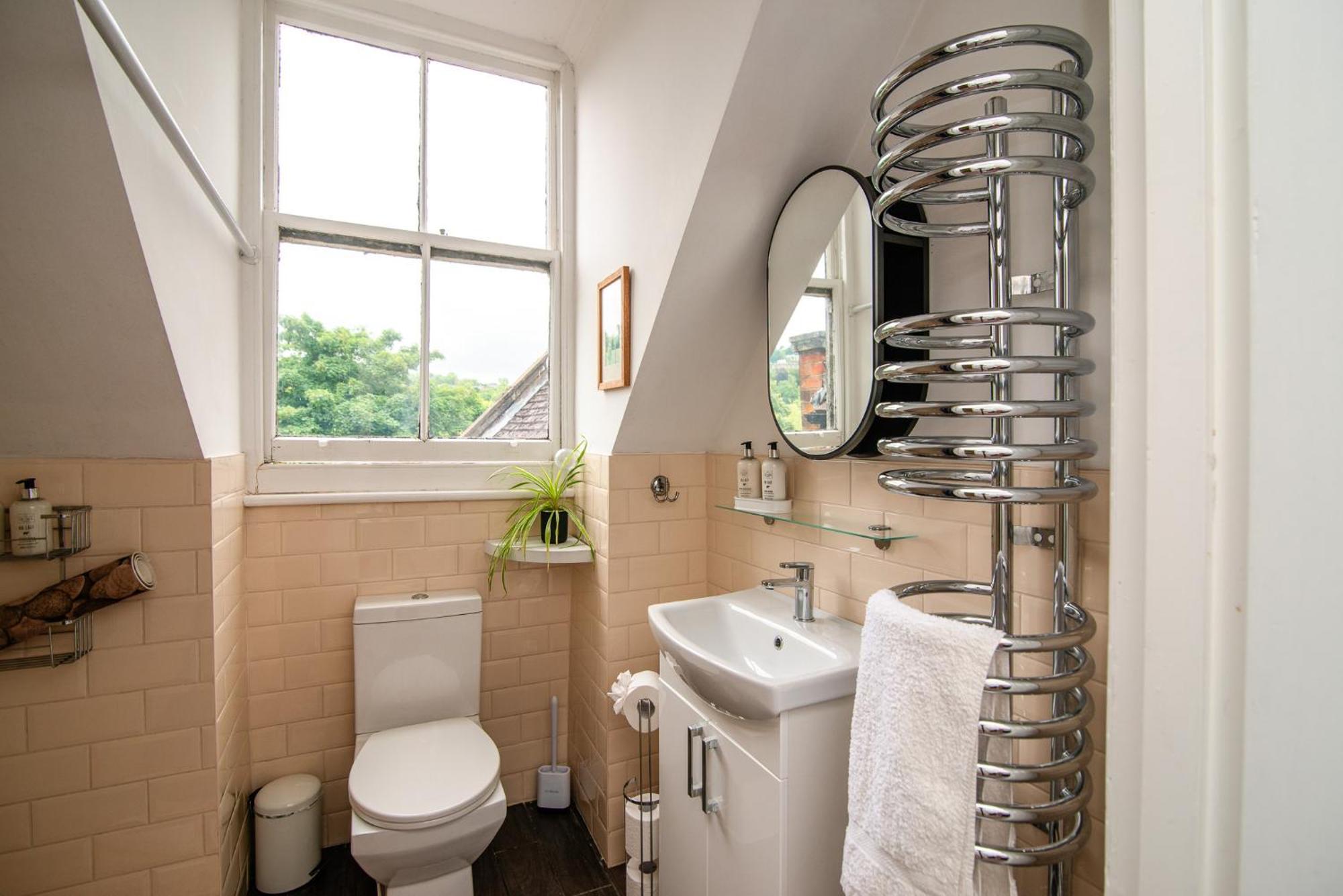 Spacious Retreat With River Views Near Peak District Matlock  Exterior photo